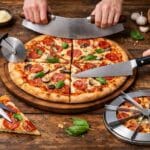 Hvordan skærer man pizza bedst uden at ødelægge den?
