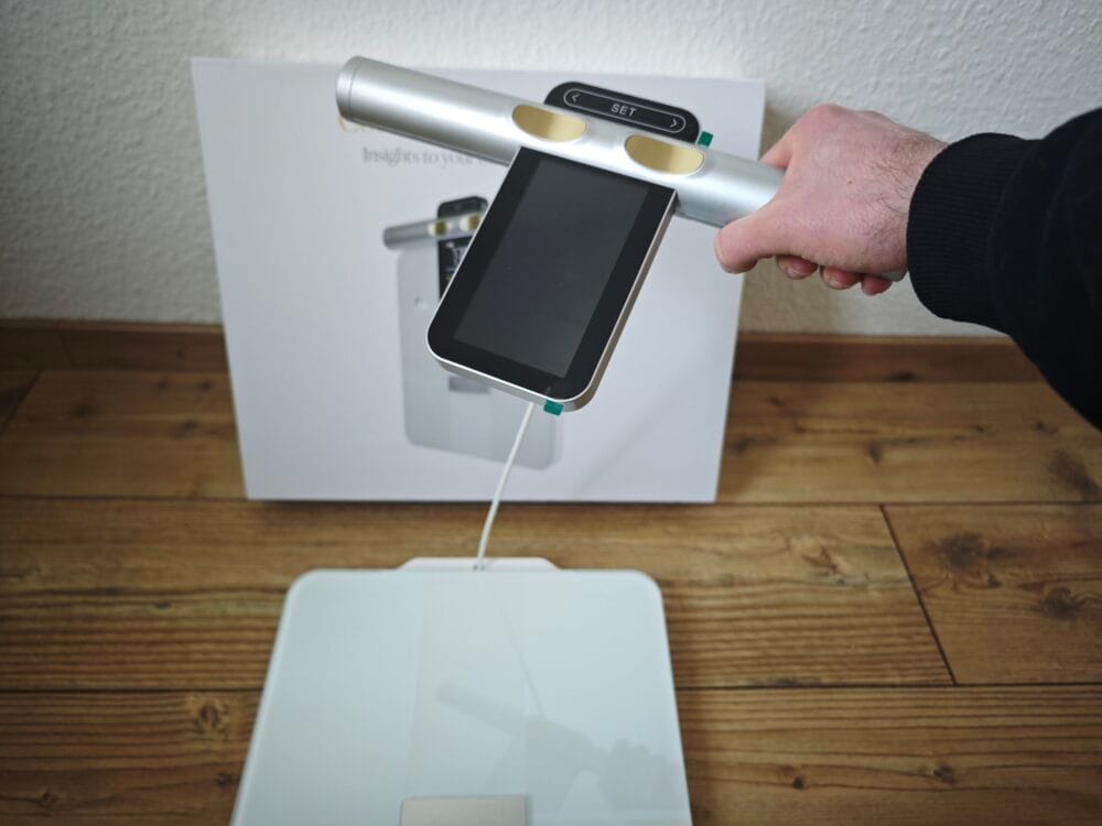 Jeg holder Comforth Smartscale håndtag i hånden