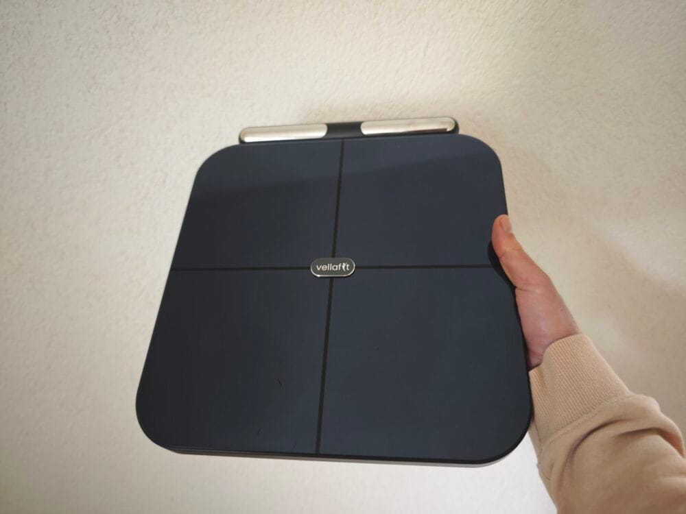 Jeg holder Vellafit kropsscanner i hånden