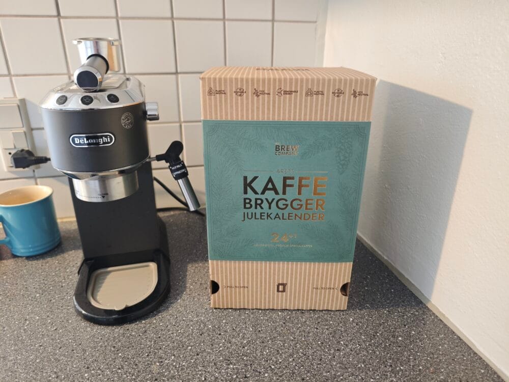 Brew Company kaffe julekalender ved siden af mine kaffemaskne