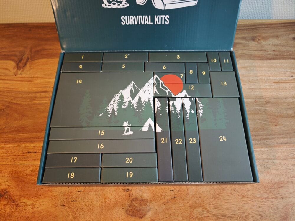 Close up af julekalender med overlevelseskit pakkerne