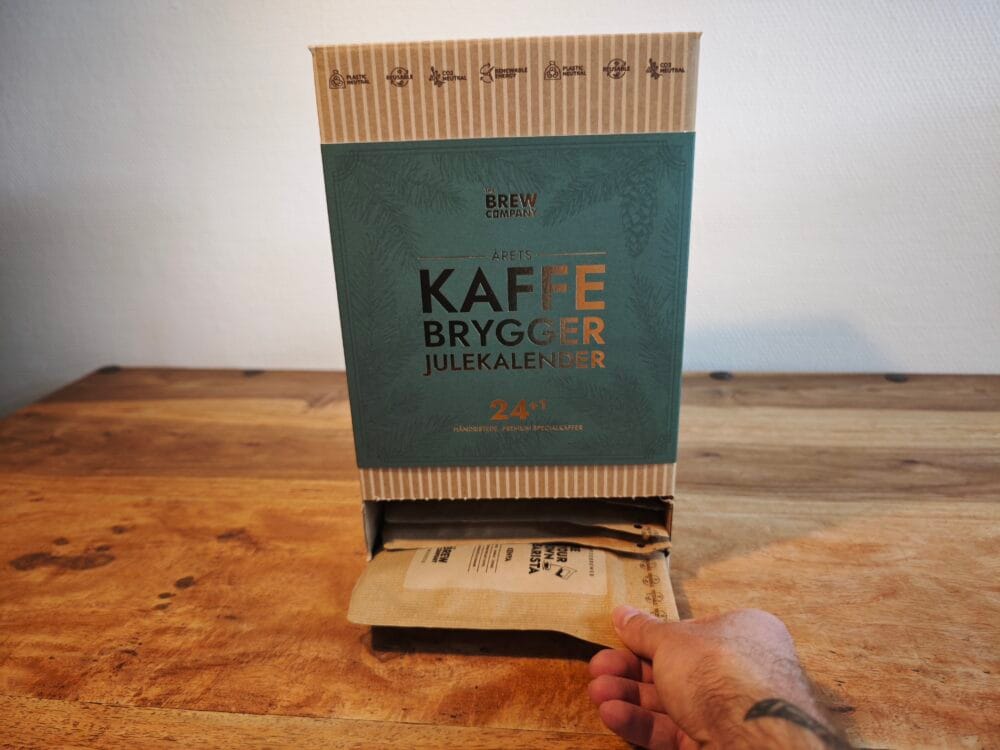 Demonstration af lågeåbning i Brew Company kaffekalender