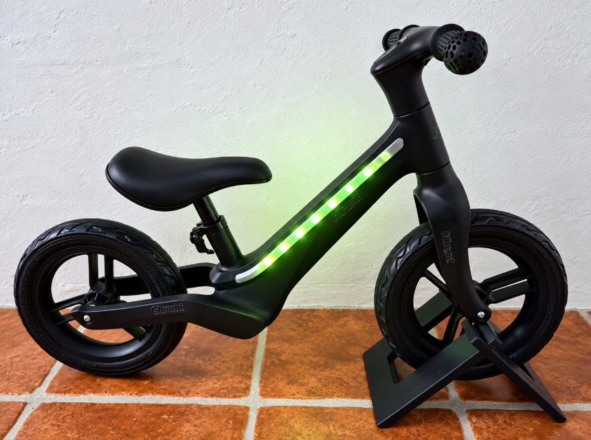 Glimmt løbecykel med LED lys tændt
