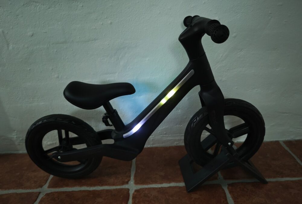 Glimmt løbecykel med blinkende LED lys i mørke