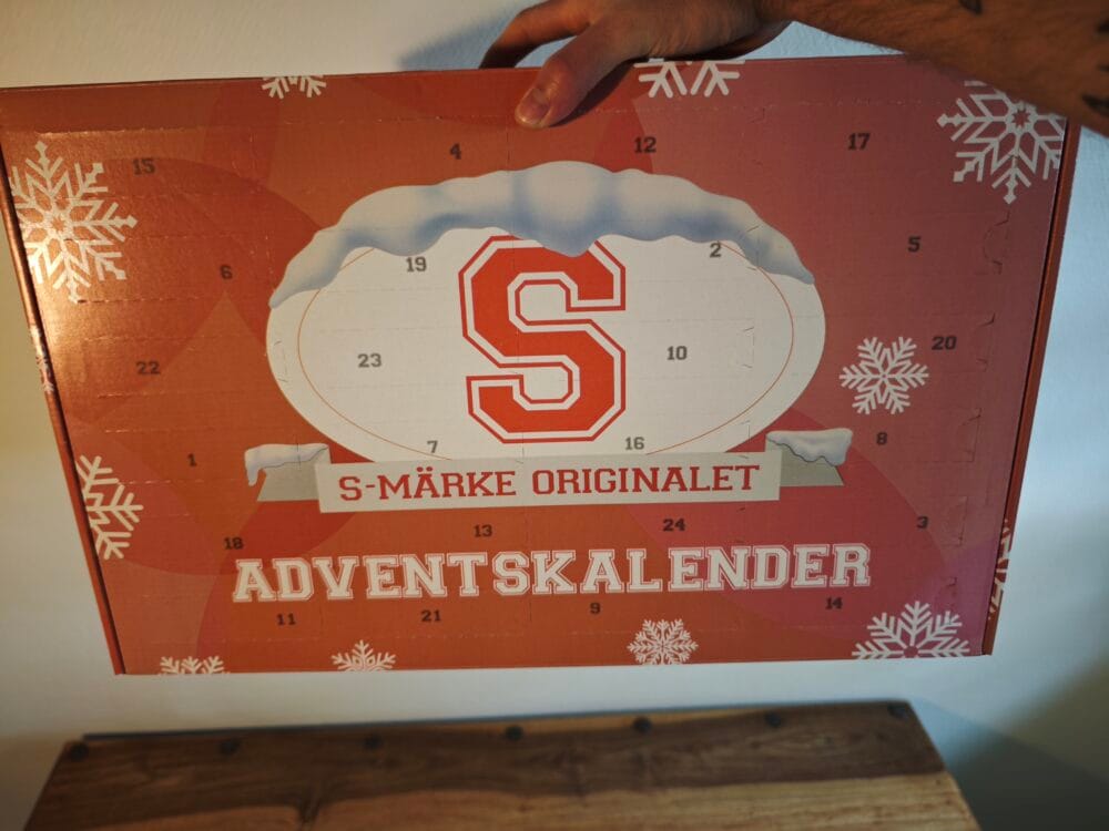 Jeg holder S-mærke slikjulekalender i hånden