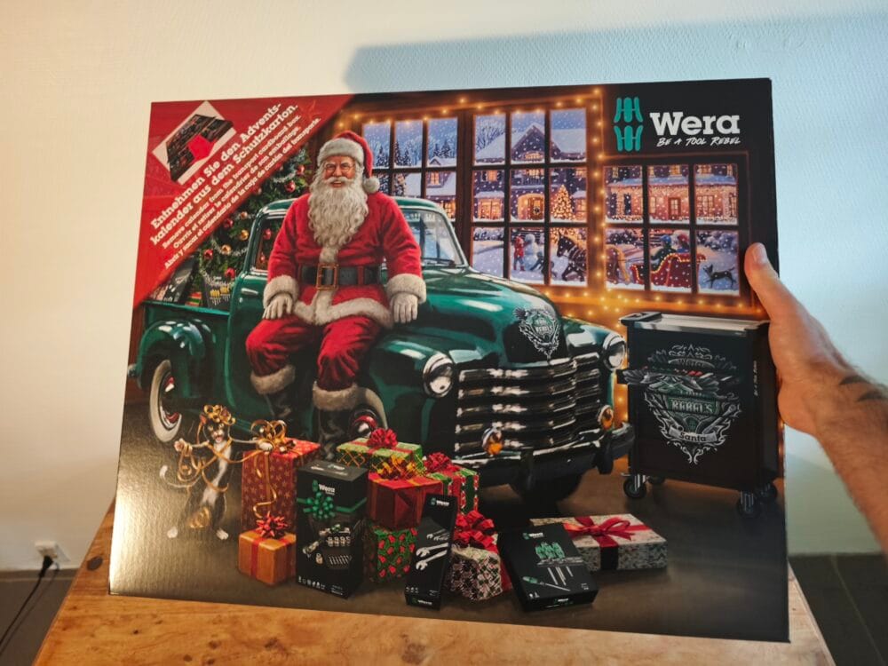 Jeg holder Wera julekalender i hånden