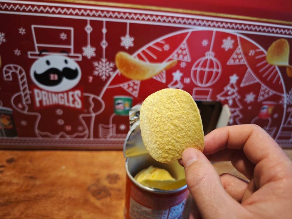 Jeg tester en chips fra julekalenderen