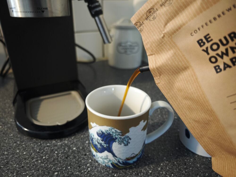 Kaffen hældes fra pose over i kaffekop