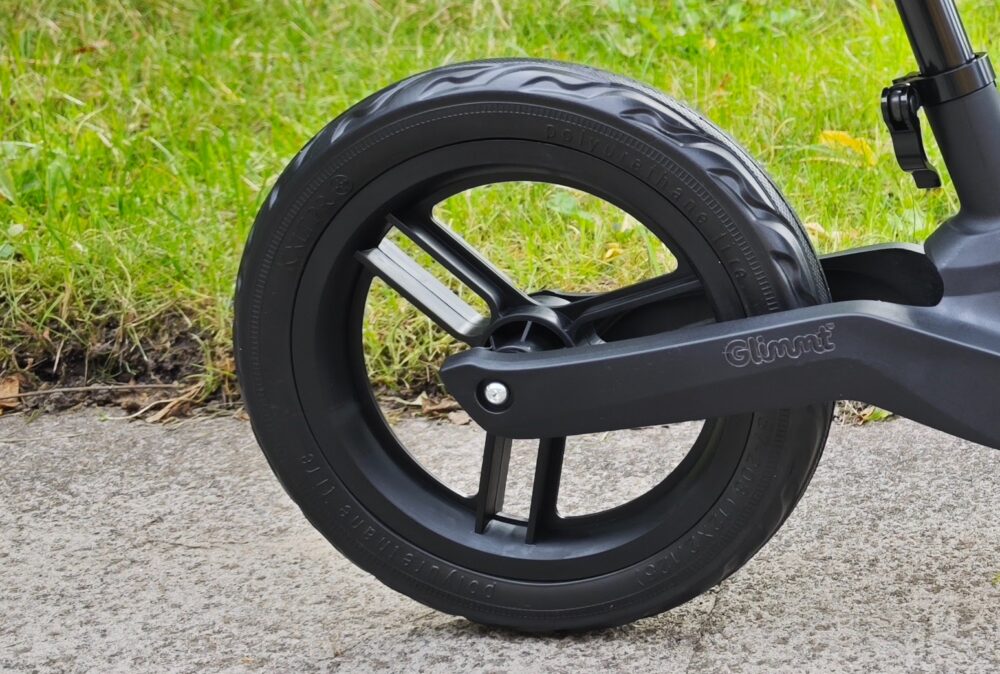 Nærbillede af Glimmt løbecykel robuste hjul